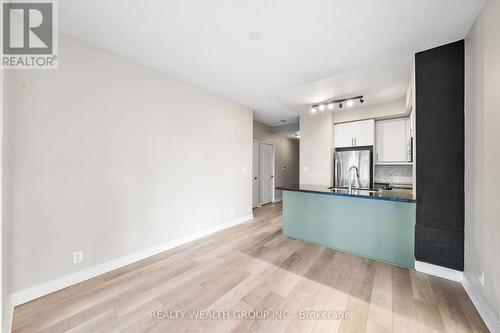 302 - 60 Absolute Avenue, Mississauga, ON - Indoor Photo Showing Kitchen