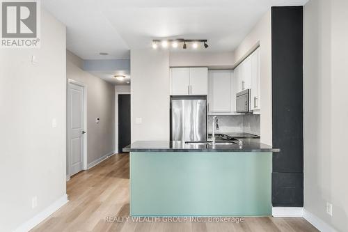 302 - 60 Absolute Avenue, Mississauga, ON - Indoor Photo Showing Kitchen