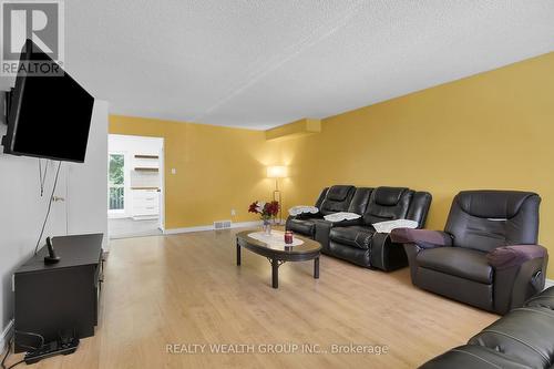 83 - 320 Westminster Avenue, London, ON - Indoor Photo Showing Living Room