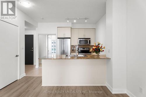 2501 - 4070 Confederation Parkway, Mississauga, ON - Indoor Photo Showing Kitchen