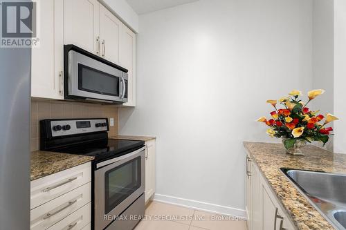 2501 - 4070 Confederation Parkway, Mississauga, ON - Indoor Photo Showing Kitchen