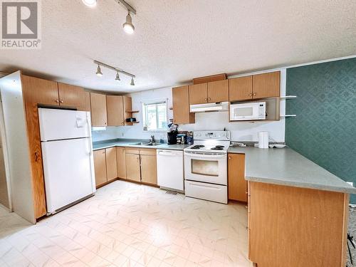 21 208 Eighth Street, 100 Mile House, BC - Indoor Photo Showing Kitchen With Double Sink