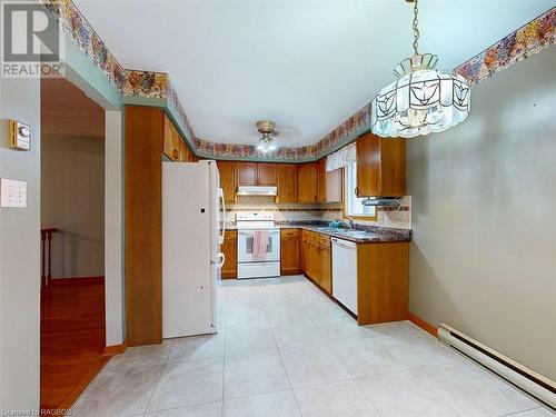 Kitchen w eat in area - 775 21St Street A E, Owen Sound, ON - Indoor Photo Showing Kitchen