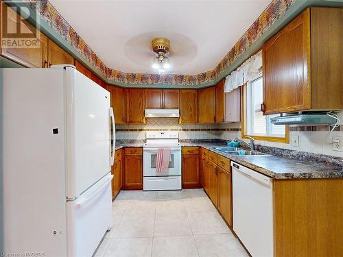 775 21St Street A E, Owen Sound, ON - Indoor Photo Showing Kitchen With Double Sink