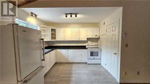 83 Lakewood Country Lane, Northern Bruce Peninsula, ON - Indoor Photo Showing Kitchen