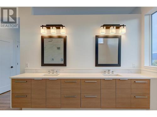 1085 Aubrey Road, West Kelowna, BC - Indoor Photo Showing Bathroom