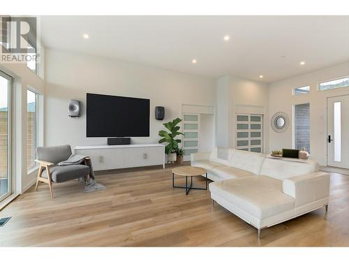 1085 Aubrey Road, West Kelowna, BC - Indoor Photo Showing Living Room