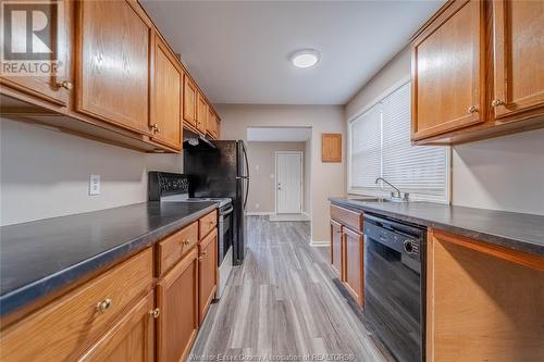 930 Partington, Windsor, ON - Indoor Photo Showing Kitchen