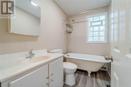 930 Partington, Windsor, ON - Indoor Photo Showing Bathroom