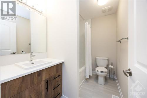 2nd floor 4pc bathroom - 261 Surface Lane, Ottawa, ON - Indoor Photo Showing Bathroom