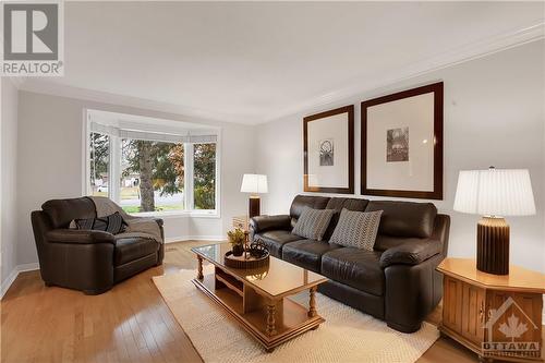 1505 Forest Valley Drive, Ottawa, ON - Indoor Photo Showing Living Room