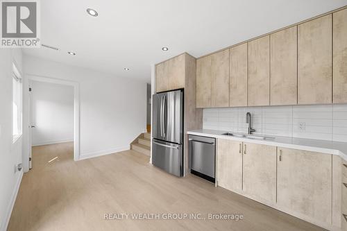 261 Seaview Heights S, East Gwillimbury, ON - Indoor Photo Showing Kitchen