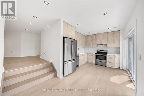 261 Seaview Heights S, East Gwillimbury, ON - Indoor Photo Showing Kitchen