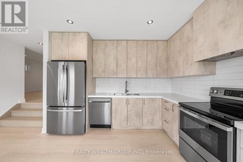 261 Seaview Heights S, East Gwillimbury, ON - Indoor Photo Showing Kitchen