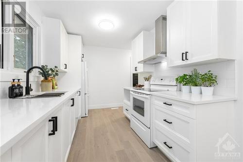 6 Fairhill Crescent, Ottawa, ON - Indoor Photo Showing Kitchen