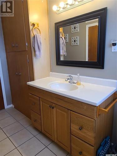 46 Newcombe Street, Manor, SK - Indoor Photo Showing Bathroom