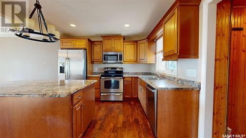 1002 Broad Street N, Regina, SK - Indoor Photo Showing Kitchen With Double Sink