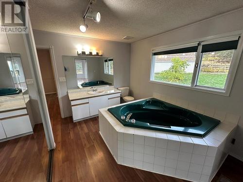 7755 Mclennan Road, Vernon, BC - Indoor Photo Showing Kitchen