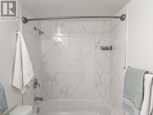 806 - 3700 Kaneff Crescent, Mississauga, ON - Indoor Photo Showing Bathroom