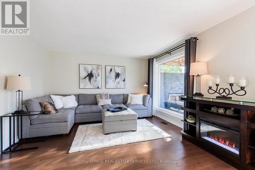 2662 Innisfil Road, Mississauga, ON - Indoor Photo Showing Living Room