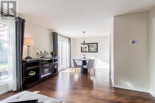 2662 Innisfil Road, Mississauga, ON - Indoor Photo Showing Living Room