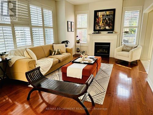 44 - 300 Ravineview Way, Oakville, ON - Indoor Photo Showing Living Room With Fireplace