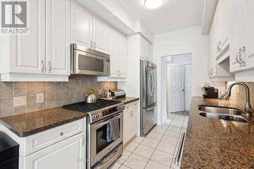 44 - 300 Ravineview Way, Oakville, ON - Indoor Photo Showing Kitchen With Double Sink With Upgraded Kitchen