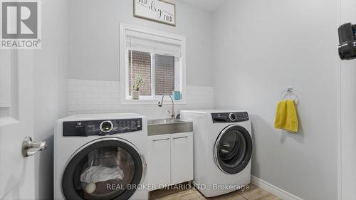 211 Maple Bush Drive, Cambridge, ON - Indoor Photo Showing Laundry Room