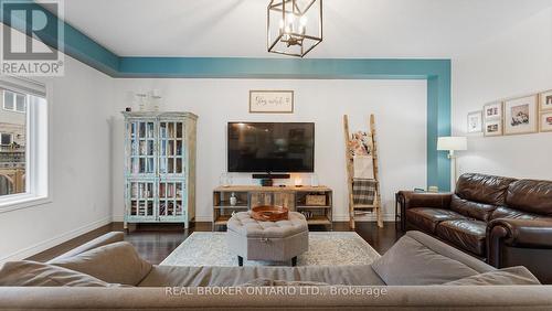 211 Maple Bush Drive, Cambridge, ON - Indoor Photo Showing Living Room