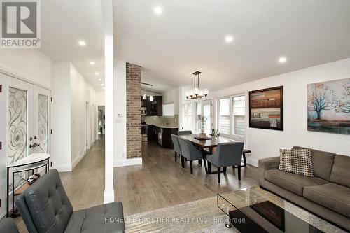 2517 Truscott Drive, Mississauga, ON - Indoor Photo Showing Living Room