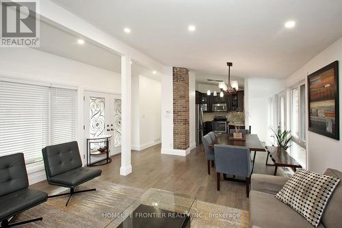 2517 Truscott Drive, Mississauga, ON - Indoor Photo Showing Living Room