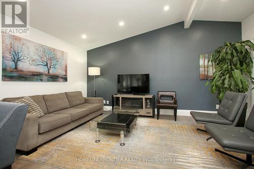 2517 Truscott Drive, Mississauga, ON - Indoor Photo Showing Living Room