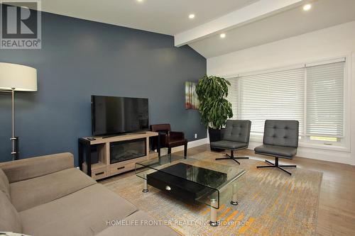 2517 Truscott Drive, Mississauga, ON - Indoor Photo Showing Living Room