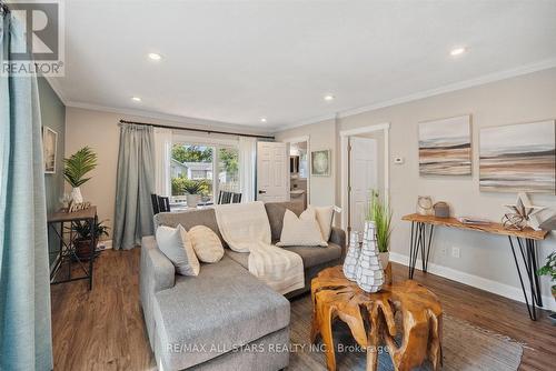 787 Churchill Lane, Georgina, ON - Indoor Photo Showing Living Room