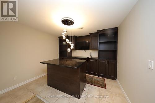 142 Estate Garden Avenue, Richmond Hill, ON - Indoor Photo Showing Kitchen