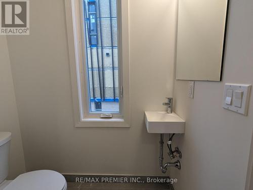 602 - 7 Steckley House Lane, Richmond Hill, ON - Indoor Photo Showing Bathroom