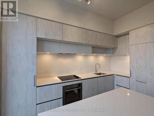 602 - 7 Steckley House Lane, Richmond Hill, ON - Indoor Photo Showing Kitchen