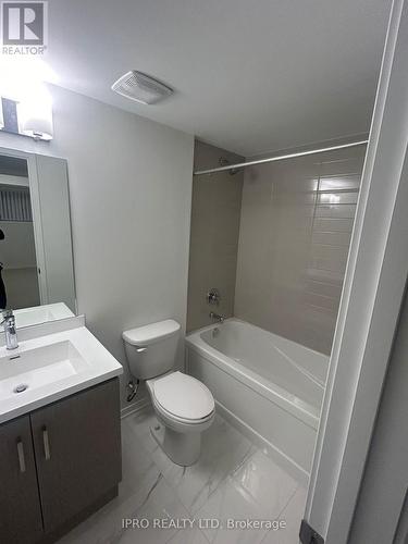 358 - 100 Honeycrisp Crescent, Vaughan, ON - Indoor Photo Showing Bathroom