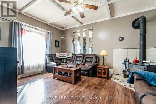 38 Richard Street, Tay, ON - Indoor Photo Showing Living Room