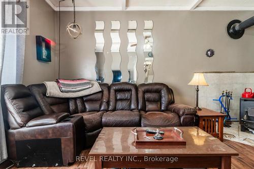 38 Richard Street, Tay, ON - Indoor Photo Showing Living Room