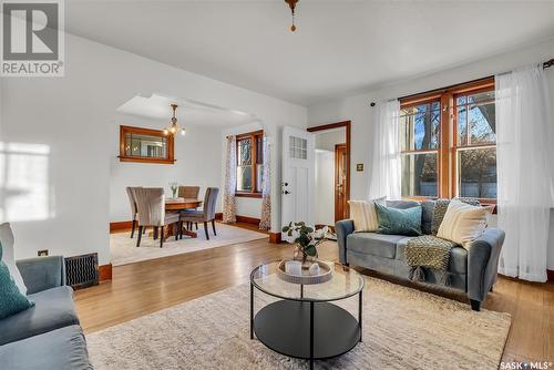 405 9Th Street E, Saskatoon, SK - Indoor Photo Showing Living Room