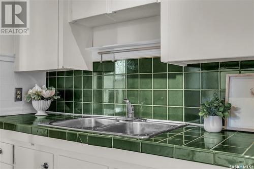 405 9Th Street E, Saskatoon, SK - Indoor Photo Showing Kitchen With Double Sink