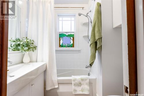 405 9Th Street E, Saskatoon, SK - Indoor Photo Showing Bathroom