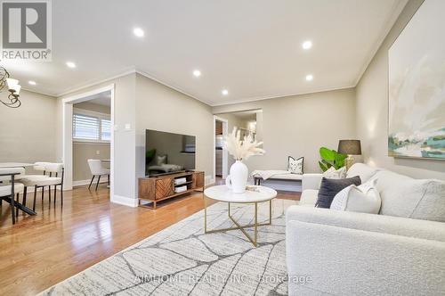 6 Wyndcliff Crescent, Toronto, ON - Indoor Photo Showing Living Room