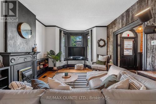 84 Robinson Street, Greater Napanee, ON - Indoor Photo Showing Living Room