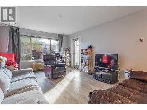 265 Froelich Road Unit# 105, Kelowna, BC - Indoor Photo Showing Living Room