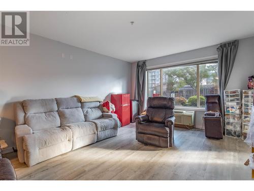 265 Froelich Road Unit# 105, Kelowna, BC - Indoor Photo Showing Living Room