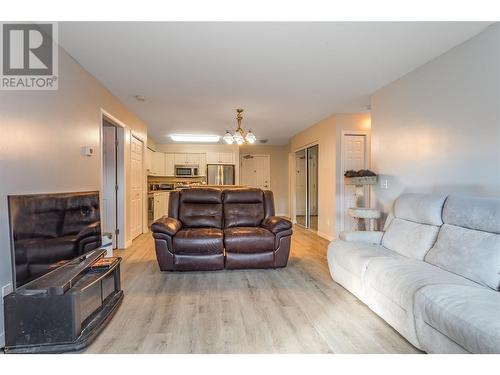 265 Froelich Road Unit# 105, Kelowna, BC - Indoor Photo Showing Living Room