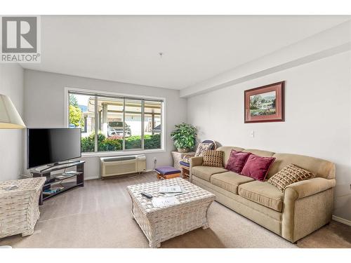 265 Froelich Road Unit# 105, Kelowna, BC - Indoor Photo Showing Living Room