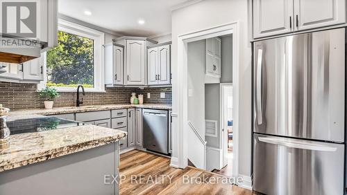 1036 Cedarwood Place, Burlington, ON - Indoor Photo Showing Kitchen With Upgraded Kitchen